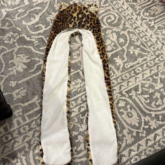 NWOT Children’s Place faux fur leopard hat with attached scarf with pockets - Picture 2 of 8
